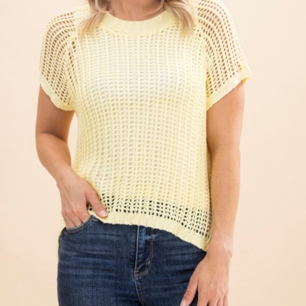 NWOT Artsal light yellow open Knit Short Sleeve Sweater size medium